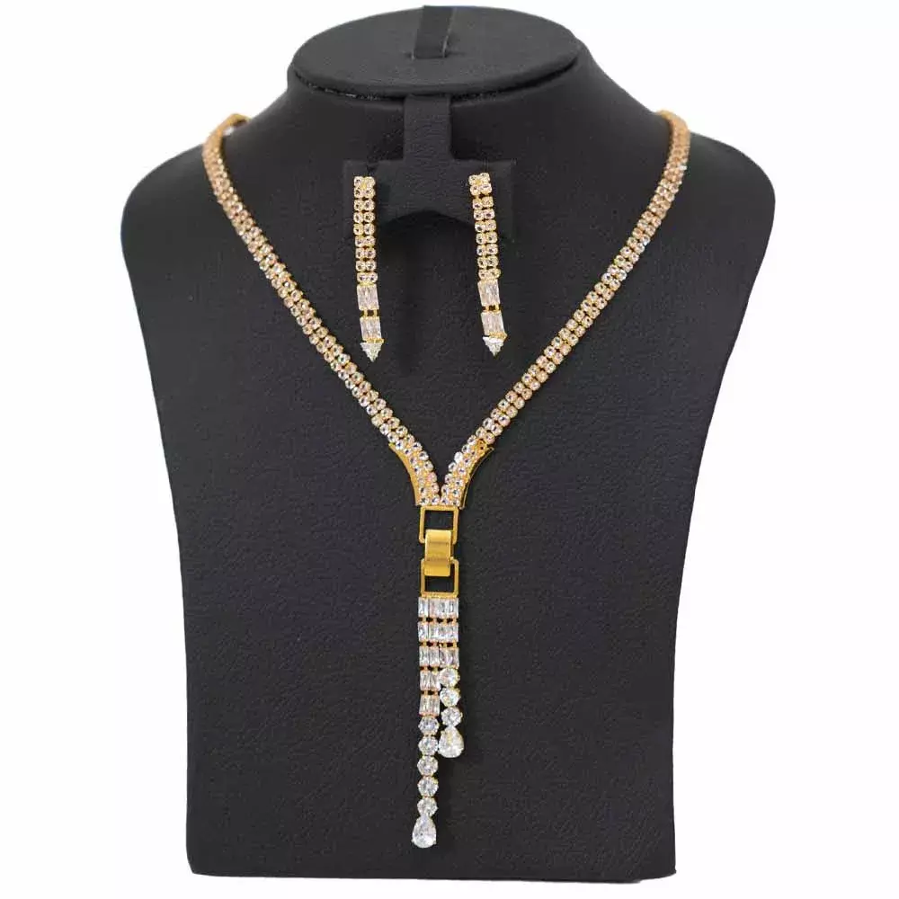 Fashionable gold store jewellery